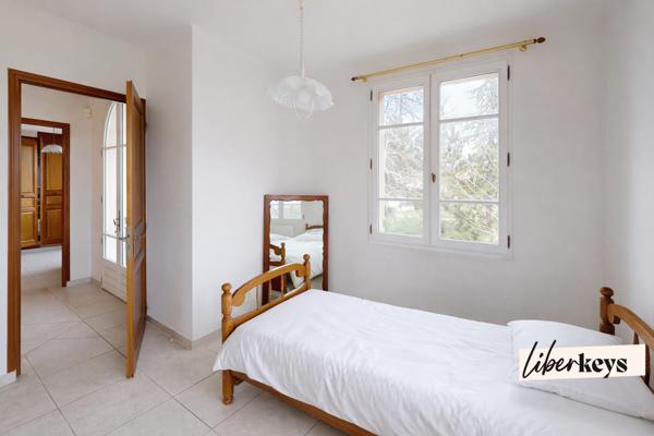 Une Maison Familiale de 236 m² sur 2 700 m² de Terrain Plein Sud