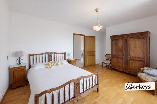 Une Maison Familiale de 236 m² sur 2 700 m² de Terrain Plein Sud