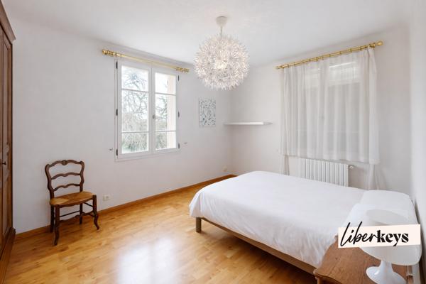 Une Maison Familiale de 236 m² sur 2 700 m² de Terrain Plein Sud