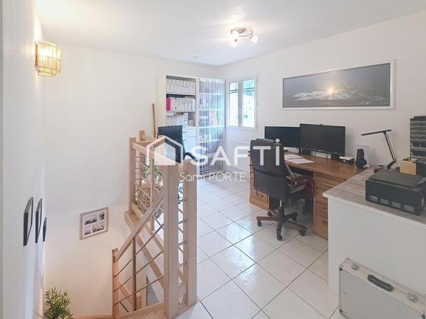 À VENDRE : Belle Villa Familiale d'environ 160 m² à Étage – Grands Volumes & Terrain Arboré