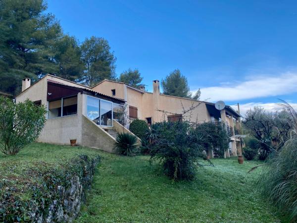 Maison à vendre    6 pièces •  Le Beausset