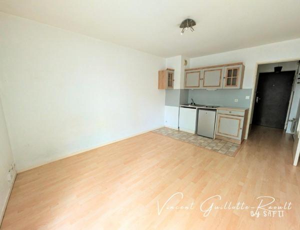 Studio lumineux avec terrasse et parking – Quartier St Hélier, proche gare