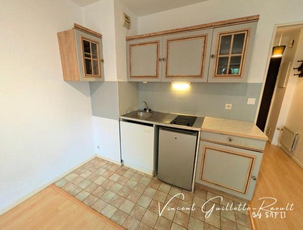 Studio lumineux avec terrasse et parking – Quartier St Hélier, proche gare