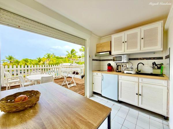 EN EXCLUSIVITE - A VENDRE STUDIO RÉNOVÉ AVEC TERRASSE, PARKING PRIVÉ ET PLAGES À PIED - LE MOULE