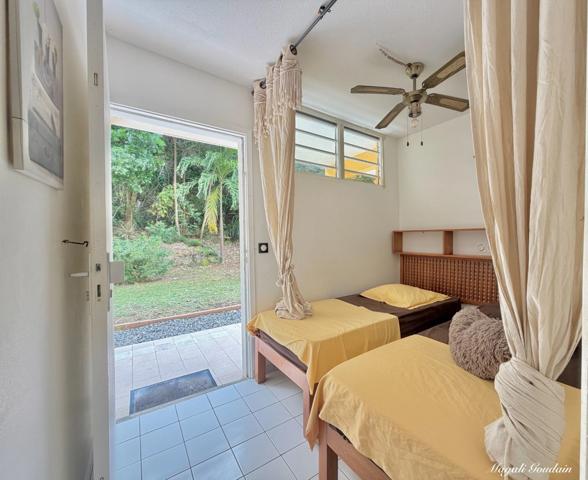 EN EXCLUSIVITE - A VENDRE STUDIO RÉNOVÉ AVEC TERRASSE, PARKING PRIVÉ ET PLAGES À PIED - LE MOULE