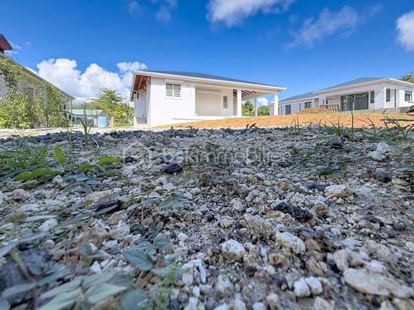 Découvrez cette magnifique villa individuelle neuve de 105 m², idéalement située dans le secteur calme, très prisé de Montier à Baie-Mahault. 
Nichée au fond d'une impasse au calme absolu, elle vous garantit un cadre de vie serein et intime, érigée sur un beau terrain plat de 586 m² entièrement clos et sécurisé par un portail motorisé.  

Ses atouts :
Son grand séjour cathédrale s'impose comme un bel espace de vie baigné de lumière, sublimé par une superbe charpente en bois apparente apportant volume et cachet.  
Sa cuisine Aménagée, fonctionnelle, moderne avec ses rangements bénéficie également d'une belle hauteur sous plafond.  
Ses espaces nuit idéalement disposés comprennent 3 chambres lumineuses et 2 salles d'eau / wc.   
Sa terrasse couverte offre un bel espace extérieur abrité sur le devant de la maison, parfait pour recevoir ou pour les moments de détente.  
Son terrain d'une parcelle de 586 m², avec une vue montagne, entièrement plate et nivelée, prête à accueillir vos aménagements (jardin, terrasse, piscine, etc.).   

Le(s) futurs acquéreurs pourront installer les équipements de type climatiseurs, chauffe-eau solaire, citerne tampon en sollicitant les différentes primes économies d'énergie.

Pour une acquisition en toute sérénité, l'ensemble des documents légaux et techniques disponibles :
- Récépissé de la déclaration d’achèvement de travaux (DAACT) ;
- Récépissé du dépôt de la demande de permis modificatif ;
- Diagnostic assainissement (conformité) ;
- Dossier garanties et décennales : liste de toutes les entreprises intervenues sur le gros œuvre (noms, corps de métiers, adresses) accompagné de toutes leurs attestations d'assurance décennale pour l'année de construction.
Le secteur de Montier à Baie-Mahault est un quartier résidentiel très recherché pour sa proximité avec Jarry, les écoles et les axes principaux.

Pour toute information complémentaire ou pour organiser une visite, contactez-moi au 06 90 29 39 17 ou par message.