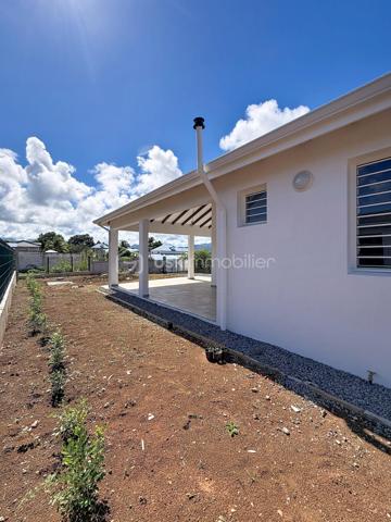 Découvrez cette magnifique villa individuelle neuve de 105 m², idéalement située dans le secteur calme, très prisé de Montier à Baie-Mahault. 
Nichée au fond d'une impasse au calme absolu, elle vous garantit un cadre de vie serein et intime, érigée sur un beau terrain plat de 586 m² entièrement clos et sécurisé par un portail motorisé.  

Ses atouts :
Son grand séjour cathédrale s'impose comme un bel espace de vie baigné de lumière, sublimé par une superbe charpente en bois apparente apportant volume et cachet.  
Sa cuisine Aménagée, fonctionnelle, moderne avec ses rangements bénéficie également d'une belle hauteur sous plafond.  
Ses espaces nuit idéalement disposés comprennent 3 chambres lumineuses et 2 salles d'eau / wc.   
Sa terrasse couverte offre un bel espace extérieur abrité sur le devant de la maison, parfait pour recevoir ou pour les moments de détente.  
Son terrain d'une parcelle de 586 m², avec une vue montagne, entièrement plate et nivelée, prête à accueillir vos aménagements (jardin, terrasse, piscine, etc.).   

Le(s) futurs acquéreurs pourront installer les équipements de type climatiseurs, chauffe-eau solaire, citerne tampon en sollicitant les différentes primes économies d'énergie.

Pour une acquisition en toute sérénité, l'ensemble des documents légaux et techniques disponibles :
- Récépissé de la déclaration d’achèvement de travaux (DAACT) ;
- Récépissé du dépôt de la demande de permis modificatif ;
- Diagnostic assainissement (conformité) ;
- Dossier garanties et décennales : liste de toutes les entreprises intervenues sur le gros œuvre (noms, corps de métiers, adresses) accompagné de toutes leurs attestations d'assurance décennale pour l'année de construction.
Le secteur de Montier à Baie-Mahault est un quartier résidentiel très recherché pour sa proximité avec Jarry, les écoles et les axes principaux.

Pour toute information complémentaire ou pour organiser une visite, contactez-moi au 06 90 29 39 17 ou par message.