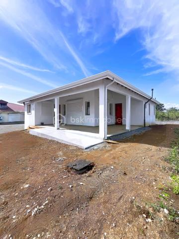 Découvrez cette magnifique villa individuelle neuve de 105 m², idéalement située dans le secteur calme, très prisé de Montier à Baie-Mahault. 
Nichée au fond d'une impasse au calme absolu, elle vous garantit un cadre de vie serein et intime, érigée sur un beau terrain plat de 586 m² entièrement clos et sécurisé par un portail motorisé.  

Ses atouts :
Son grand séjour cathédrale s'impose comme un bel espace de vie baigné de lumière, sublimé par une superbe charpente en bois apparente apportant volume et cachet.  
Sa cuisine Aménagée, fonctionnelle, moderne avec ses rangements bénéficie également d'une belle hauteur sous plafond.  
Ses espaces nuit idéalement disposés comprennent 3 chambres lumineuses et 2 salles d'eau / wc.   
Sa terrasse couverte offre un bel espace extérieur abrité sur le devant de la maison, parfait pour recevoir ou pour les moments de détente.  
Son terrain d'une parcelle de 586 m², avec une vue montagne, entièrement plate et nivelée, prête à accueillir vos aménagements (jardin, terrasse, piscine, etc.).   

Le(s) futurs acquéreurs pourront installer les équipements de type climatiseurs, chauffe-eau solaire, citerne tampon en sollicitant les différentes primes économies d'énergie.

Pour une acquisition en toute sérénité, l'ensemble des documents légaux et techniques disponibles :
- Récépissé de la déclaration d’achèvement de travaux (DAACT) ;
- Récépissé du dépôt de la demande de permis modificatif ;
- Diagnostic assainissement (conformité) ;
- Dossier garanties et décennales : liste de toutes les entreprises intervenues sur le gros œuvre (noms, corps de métiers, adresses) accompagné de toutes leurs attestations d'assurance décennale pour l'année de construction.
Le secteur de Montier à Baie-Mahault est un quartier résidentiel très recherché pour sa proximité avec Jarry, les écoles et les axes principaux.

Pour toute information complémentaire ou pour organiser une visite, contactez-moi au 06 90 29 39 17 ou par message.