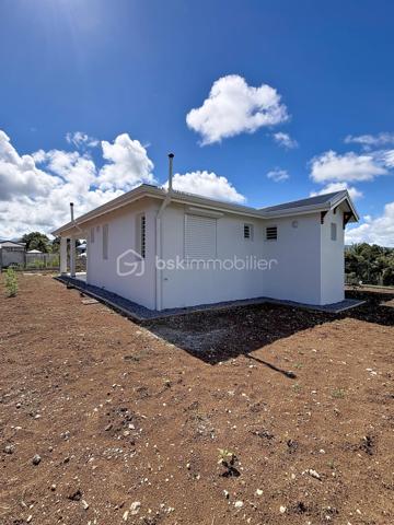 Découvrez cette magnifique villa individuelle neuve de 105 m², idéalement située dans le secteur calme, très prisé de Montier à Baie-Mahault. 
Nichée au fond d'une impasse au calme absolu, elle vous garantit un cadre de vie serein et intime, érigée sur un beau terrain plat de 586 m² entièrement clos et sécurisé par un portail motorisé.  

Ses atouts :
Son grand séjour cathédrale s'impose comme un bel espace de vie baigné de lumière, sublimé par une superbe charpente en bois apparente apportant volume et cachet.  
Sa cuisine Aménagée, fonctionnelle, moderne avec ses rangements bénéficie également d'une belle hauteur sous plafond.  
Ses espaces nuit idéalement disposés comprennent 3 chambres lumineuses et 2 salles d'eau / wc.   
Sa terrasse couverte offre un bel espace extérieur abrité sur le devant de la maison, parfait pour recevoir ou pour les moments de détente.  
Son terrain d'une parcelle de 586 m², avec une vue montagne, entièrement plate et nivelée, prête à accueillir vos aménagements (jardin, terrasse, piscine, etc.).   

Le(s) futurs acquéreurs pourront installer les équipements de type climatiseurs, chauffe-eau solaire, citerne tampon en sollicitant les différentes primes économies d'énergie.

Pour une acquisition en toute sérénité, l'ensemble des documents légaux et techniques disponibles :
- Récépissé de la déclaration d’achèvement de travaux (DAACT) ;
- Récépissé du dépôt de la demande de permis modificatif ;
- Diagnostic assainissement (conformité) ;
- Dossier garanties et décennales : liste de toutes les entreprises intervenues sur le gros œuvre (noms, corps de métiers, adresses) accompagné de toutes leurs attestations d'assurance décennale pour l'année de construction.
Le secteur de Montier à Baie-Mahault est un quartier résidentiel très recherché pour sa proximité avec Jarry, les écoles et les axes principaux.

Pour toute information complémentaire ou pour organiser une visite, contactez-moi au 06 90 29 39 17 ou par message.
