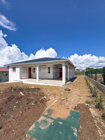 Découvrez cette magnifique villa individuelle neuve de 105 m², idéalement située dans le secteur calme, très prisé de Montier à Baie-Mahault. 
Nichée au fond d'une impasse au calme absolu, elle vous garantit un cadre de vie serein et intime, érigée sur un beau terrain plat de 586 m² entièrement clos et sécurisé par un portail motorisé.  

Ses atouts :
Son grand séjour cathédrale s'impose comme un bel espace de vie baigné de lumière, sublimé par une superbe charpente en bois apparente apportant volume et cachet.  
Sa cuisine Aménagée, fonctionnelle, moderne avec ses rangements bénéficie également d'une belle hauteur sous plafond.  
Ses espaces nuit idéalement disposés comprennent 3 chambres lumineuses et 2 salles d'eau / wc.   
Sa terrasse couverte offre un bel espace extérieur abrité sur le devant de la maison, parfait pour recevoir ou pour les moments de détente.  
Son terrain d'une parcelle de 586 m², avec une vue montagne, entièrement plate et nivelée, prête à accueillir vos aménagements (jardin, terrasse, piscine, etc.).   

Le(s) futurs acquéreurs pourront installer les équipements de type climatiseurs, chauffe-eau solaire, citerne tampon en sollicitant les différentes primes économies d'énergie.

Pour une acquisition en toute sérénité, l'ensemble des documents légaux et techniques disponibles :
- Récépissé de la déclaration d’achèvement de travaux (DAACT) ;
- Récépissé du dépôt de la demande de permis modificatif ;
- Diagnostic assainissement (conformité) ;
- Dossier garanties et décennales : liste de toutes les entreprises intervenues sur le gros œuvre (noms, corps de métiers, adresses) accompagné de toutes leurs attestations d'assurance décennale pour l'année de construction.
Le secteur de Montier à Baie-Mahault est un quartier résidentiel très recherché pour sa proximité avec Jarry, les écoles et les axes principaux.

Pour toute information complémentaire ou pour organiser une visite, contactez-moi au 06 90 29 39 17 ou par message.