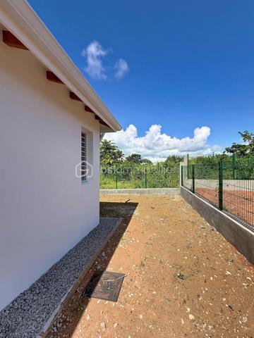 Découvrez cette magnifique villa individuelle neuve de 105 m², idéalement située dans le secteur calme, très prisé de Montier à Baie-Mahault. 
Nichée au fond d'une impasse au calme absolu, elle vous garantit un cadre de vie serein et intime, érigée sur un beau terrain plat de 586 m² entièrement clos et sécurisé par un portail motorisé.  

Ses atouts :
Son grand séjour cathédrale s'impose comme un bel espace de vie baigné de lumière, sublimé par une superbe charpente en bois apparente apportant volume et cachet.  
Sa cuisine Aménagée, fonctionnelle, moderne avec ses rangements bénéficie également d'une belle hauteur sous plafond.  
Ses espaces nuit idéalement disposés comprennent 3 chambres lumineuses et 2 salles d'eau / wc.   
Sa terrasse couverte offre un bel espace extérieur abrité sur le devant de la maison, parfait pour recevoir ou pour les moments de détente.  
Son terrain d'une parcelle de 586 m², avec une vue montagne, entièrement plate et nivelée, prête à accueillir vos aménagements (jardin, terrasse, piscine, etc.).   

Le(s) futurs acquéreurs pourront installer les équipements de type climatiseurs, chauffe-eau solaire, citerne tampon en sollicitant les différentes primes économies d'énergie.

Pour une acquisition en toute sérénité, l'ensemble des documents légaux et techniques disponibles :
- Récépissé de la déclaration d’achèvement de travaux (DAACT) ;
- Récépissé du dépôt de la demande de permis modificatif ;
- Diagnostic assainissement (conformité) ;
- Dossier garanties et décennales : liste de toutes les entreprises intervenues sur le gros œuvre (noms, corps de métiers, adresses) accompagné de toutes leurs attestations d'assurance décennale pour l'année de construction.
Le secteur de Montier à Baie-Mahault est un quartier résidentiel très recherché pour sa proximité avec Jarry, les écoles et les axes principaux.

Pour toute information complémentaire ou pour organiser une visite, contactez-moi au 06 90 29 39 17 ou par message.