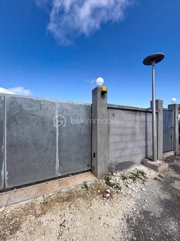 Découvrez cette magnifique villa individuelle neuve de 105 m², idéalement située dans le secteur calme, très prisé de Montier à Baie-Mahault. 
Nichée au fond d'une impasse au calme absolu, elle vous garantit un cadre de vie serein et intime, érigée sur un beau terrain plat de 586 m² entièrement clos et sécurisé par un portail motorisé.  

Ses atouts :
Son grand séjour cathédrale s'impose comme un bel espace de vie baigné de lumière, sublimé par une superbe charpente en bois apparente apportant volume et cachet.  
Sa cuisine Aménagée, fonctionnelle, moderne avec ses rangements bénéficie également d'une belle hauteur sous plafond.  
Ses espaces nuit idéalement disposés comprennent 3 chambres lumineuses et 2 salles d'eau / wc.   
Sa terrasse couverte offre un bel espace extérieur abrité sur le devant de la maison, parfait pour recevoir ou pour les moments de détente.  
Son terrain d'une parcelle de 586 m², avec une vue montagne, entièrement plate et nivelée, prête à accueillir vos aménagements (jardin, terrasse, piscine, etc.).   

Le(s) futurs acquéreurs pourront installer les équipements de type climatiseurs, chauffe-eau solaire, citerne tampon en sollicitant les différentes primes économies d'énergie.

Pour une acquisition en toute sérénité, l'ensemble des documents légaux et techniques disponibles :
- Récépissé de la déclaration d’achèvement de travaux (DAACT) ;
- Récépissé du dépôt de la demande de permis modificatif ;
- Diagnostic assainissement (conformité) ;
- Dossier garanties et décennales : liste de toutes les entreprises intervenues sur le gros œuvre (noms, corps de métiers, adresses) accompagné de toutes leurs attestations d'assurance décennale pour l'année de construction.
Le secteur de Montier à Baie-Mahault est un quartier résidentiel très recherché pour sa proximité avec Jarry, les écoles et les axes principaux.

Pour toute information complémentaire ou pour organiser une visite, contactez-moi au 06 90 29 39 17 ou par message.