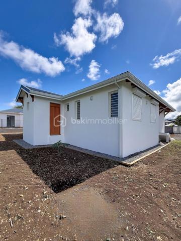 Découvrez cette magnifique villa individuelle neuve de 105 m², idéalement située dans le secteur calme, très prisé de Montier à Baie-Mahault. 
Nichée au fond d'une impasse au calme absolu, elle vous garantit un cadre de vie serein et intime, érigée sur un beau terrain plat de 586 m² entièrement clos et sécurisé par un portail motorisé.  

Ses atouts :
Son grand séjour cathédrale s'impose comme un bel espace de vie baigné de lumière, sublimé par une superbe charpente en bois apparente apportant volume et cachet.  
Sa cuisine Aménagée, fonctionnelle, moderne avec ses rangements bénéficie également d'une belle hauteur sous plafond.  
Ses espaces nuit idéalement disposés comprennent 3 chambres lumineuses et 2 salles d'eau / wc.   
Sa terrasse couverte offre un bel espace extérieur abrité sur le devant de la maison, parfait pour recevoir ou pour les moments de détente.  
Son terrain d'une parcelle de 586 m², avec une vue montagne, entièrement plate et nivelée, prête à accueillir vos aménagements (jardin, terrasse, piscine, etc.).   

Le(s) futurs acquéreurs pourront installer les équipements de type climatiseurs, chauffe-eau solaire, citerne tampon en sollicitant les différentes primes économies d'énergie.

Pour une acquisition en toute sérénité, l'ensemble des documents légaux et techniques disponibles :
- Récépissé de la déclaration d’achèvement de travaux (DAACT) ;
- Récépissé du dépôt de la demande de permis modificatif ;
- Diagnostic assainissement (conformité) ;
- Dossier garanties et décennales : liste de toutes les entreprises intervenues sur le gros œuvre (noms, corps de métiers, adresses) accompagné de toutes leurs attestations d'assurance décennale pour l'année de construction.
Le secteur de Montier à Baie-Mahault est un quartier résidentiel très recherché pour sa proximité avec Jarry, les écoles et les axes principaux.

Pour toute information complémentaire ou pour organiser une visite, contactez-moi au 06 90 29 39 17 ou par message.