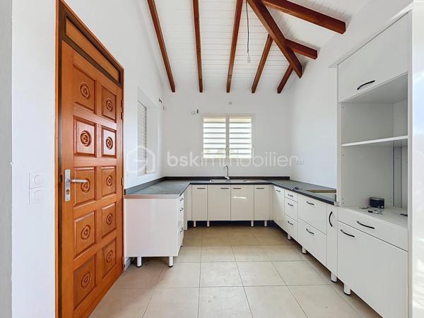 Découvrez cette magnifique villa individuelle neuve de 105 m², idéalement située dans le secteur calme, très prisé de Montier à Baie-Mahault. 
Nichée au fond d'une impasse au calme absolu, elle vous garantit un cadre de vie serein et intime, érigée sur un beau terrain plat de 586 m² entièrement clos et sécurisé par un portail motorisé.  

Ses atouts :
Son grand séjour cathédrale s'impose comme un bel espace de vie baigné de lumière, sublimé par une superbe charpente en bois apparente apportant volume et cachet.  
Sa cuisine Aménagée, fonctionnelle, moderne avec ses rangements bénéficie également d'une belle hauteur sous plafond.  
Ses espaces nuit idéalement disposés comprennent 3 chambres lumineuses et 2 salles d'eau / wc.   
Sa terrasse couverte offre un bel espace extérieur abrité sur le devant de la maison, parfait pour recevoir ou pour les moments de détente.  
Son terrain d'une parcelle de 586 m², avec une vue montagne, entièrement plate et nivelée, prête à accueillir vos aménagements (jardin, terrasse, piscine, etc.).   

Le(s) futurs acquéreurs pourront installer les équipements de type climatiseurs, chauffe-eau solaire, citerne tampon en sollicitant les différentes primes économies d'énergie.

Pour une acquisition en toute sérénité, l'ensemble des documents légaux et techniques disponibles :
- Récépissé de la déclaration d’achèvement de travaux (DAACT) ;
- Récépissé du dépôt de la demande de permis modificatif ;
- Diagnostic assainissement (conformité) ;
- Dossier garanties et décennales : liste de toutes les entreprises intervenues sur le gros œuvre (noms, corps de métiers, adresses) accompagné de toutes leurs attestations d'assurance décennale pour l'année de construction.
Le secteur de Montier à Baie-Mahault est un quartier résidentiel très recherché pour sa proximité avec Jarry, les écoles et les axes principaux.

Pour toute information complémentaire ou pour organiser une visite, contactez-moi au 06 90 29 39 17 ou par message.