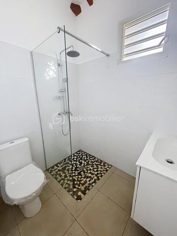 Découvrez cette magnifique villa individuelle neuve de 105 m², idéalement située dans le secteur calme, très prisé de Montier à Baie-Mahault. 
Nichée au fond d'une impasse au calme absolu, elle vous garantit un cadre de vie serein et intime, érigée sur un beau terrain plat de 586 m² entièrement clos et sécurisé par un portail motorisé.  

Ses atouts :
Son grand séjour cathédrale s'impose comme un bel espace de vie baigné de lumière, sublimé par une superbe charpente en bois apparente apportant volume et cachet.  
Sa cuisine Aménagée, fonctionnelle, moderne avec ses rangements bénéficie également d'une belle hauteur sous plafond.  
Ses espaces nuit idéalement disposés comprennent 3 chambres lumineuses et 2 salles d'eau / wc.   
Sa terrasse couverte offre un bel espace extérieur abrité sur le devant de la maison, parfait pour recevoir ou pour les moments de détente.  
Son terrain d'une parcelle de 586 m², avec une vue montagne, entièrement plate et nivelée, prête à accueillir vos aménagements (jardin, terrasse, piscine, etc.).   

Le(s) futurs acquéreurs pourront installer les équipements de type climatiseurs, chauffe-eau solaire, citerne tampon en sollicitant les différentes primes économies d'énergie.

Pour une acquisition en toute sérénité, l'ensemble des documents légaux et techniques disponibles :
- Récépissé de la déclaration d’achèvement de travaux (DAACT) ;
- Récépissé du dépôt de la demande de permis modificatif ;
- Diagnostic assainissement (conformité) ;
- Dossier garanties et décennales : liste de toutes les entreprises intervenues sur le gros œuvre (noms, corps de métiers, adresses) accompagné de toutes leurs attestations d'assurance décennale pour l'année de construction.
Le secteur de Montier à Baie-Mahault est un quartier résidentiel très recherché pour sa proximité avec Jarry, les écoles et les axes principaux.

Pour toute information complémentaire ou pour organiser une visite, contactez-moi au 06 90 29 39 17 ou par message.