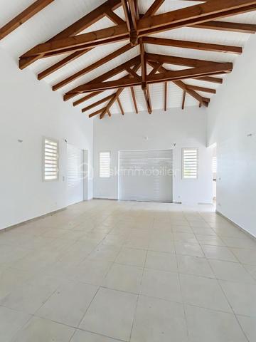 Découvrez cette magnifique villa individuelle neuve de 105 m², idéalement située dans le secteur calme, très prisé de Montier à Baie-Mahault. 
Nichée au fond d'une impasse au calme absolu, elle vous garantit un cadre de vie serein et intime, érigée sur un beau terrain plat de 586 m² entièrement clos et sécurisé par un portail motorisé.  

Ses atouts :
Son grand séjour cathédrale s'impose comme un bel espace de vie baigné de lumière, sublimé par une superbe charpente en bois apparente apportant volume et cachet.  
Sa cuisine Aménagée, fonctionnelle, moderne avec ses rangements bénéficie également d'une belle hauteur sous plafond.  
Ses espaces nuit idéalement disposés comprennent 3 chambres lumineuses et 2 salles d'eau / wc.   
Sa terrasse couverte offre un bel espace extérieur abrité sur le devant de la maison, parfait pour recevoir ou pour les moments de détente.  
Son terrain d'une parcelle de 586 m², avec une vue montagne, entièrement plate et nivelée, prête à accueillir vos aménagements (jardin, terrasse, piscine, etc.).   

Le(s) futurs acquéreurs pourront installer les équipements de type climatiseurs, chauffe-eau solaire, citerne tampon en sollicitant les différentes primes économies d'énergie.

Pour une acquisition en toute sérénité, l'ensemble des documents légaux et techniques disponibles :
- Récépissé de la déclaration d’achèvement de travaux (DAACT) ;
- Récépissé du dépôt de la demande de permis modificatif ;
- Diagnostic assainissement (conformité) ;
- Dossier garanties et décennales : liste de toutes les entreprises intervenues sur le gros œuvre (noms, corps de métiers, adresses) accompagné de toutes leurs attestations d'assurance décennale pour l'année de construction.
Le secteur de Montier à Baie-Mahault est un quartier résidentiel très recherché pour sa proximité avec Jarry, les écoles et les axes principaux.

Pour toute information complémentaire ou pour organiser une visite, contactez-moi au 06 90 29 39 17 ou par message.
