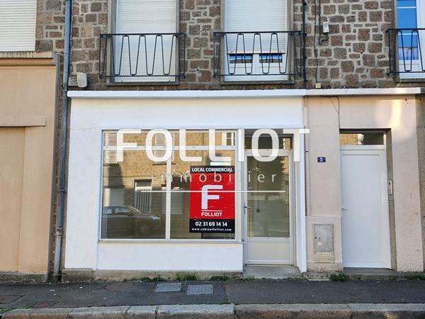 A LOUER - SOURDEVAL - SUR AXE PRINCIPAL - LOCAL COMMERCIAL AVEC BEL EMPLACEMENT
