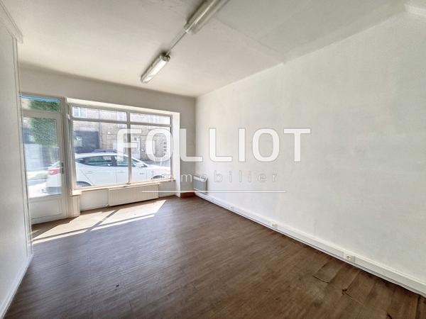 A LOUER - SOURDEVAL - SUR AXE PRINCIPAL - LOCAL COMMERCIAL AVEC BEL EMPLACEMENT