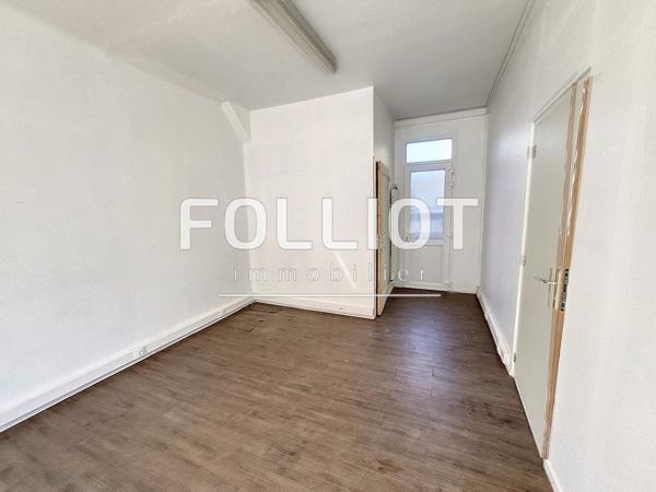 A LOUER - SOURDEVAL - SUR AXE PRINCIPAL - LOCAL COMMERCIAL AVEC BEL EMPLACEMENT