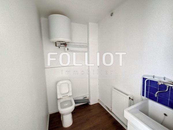 A LOUER - SOURDEVAL - SUR AXE PRINCIPAL - LOCAL COMMERCIAL AVEC BEL EMPLACEMENT