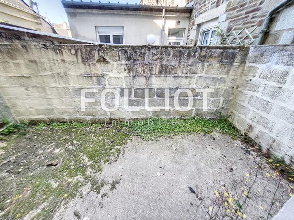 A LOUER - SOURDEVAL - SUR AXE PRINCIPAL - LOCAL COMMERCIAL AVEC BEL EMPLACEMENT