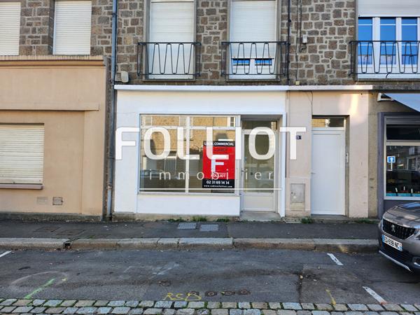 A LOUER - SOURDEVAL - SUR AXE PRINCIPAL - LOCAL COMMERCIAL AVEC BEL EMPLACEMENT