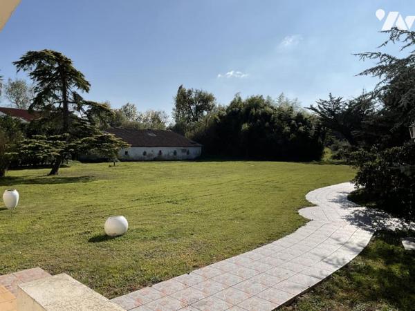 ST HILAIRE DE RIEZ, propriété de presque 6ha, maison de 214m² env. et dépendances, 2 puits !