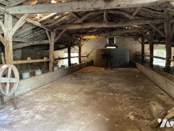 ST HILAIRE DE RIEZ, propriété de presque 6ha, maison de 214m² env. et dépendances, 2 puits !
