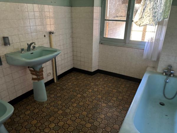 Maison avec 4 chambres, garage et jardin 858 m2