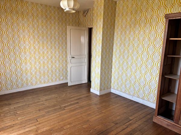 Maison avec 4 chambres, garage et jardin 858 m2