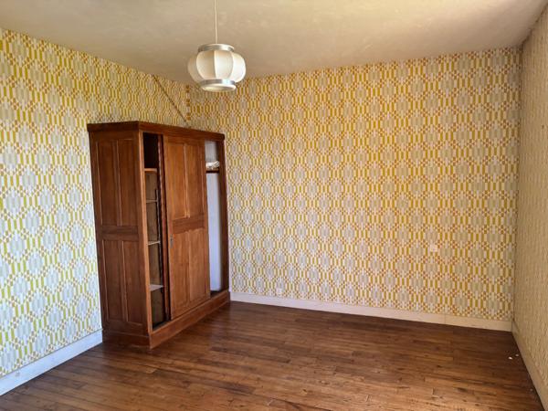 Maison avec 4 chambres, garage et jardin 858 m2