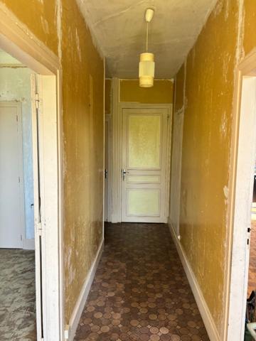 Maison avec 4 chambres, garage et jardin 858 m2