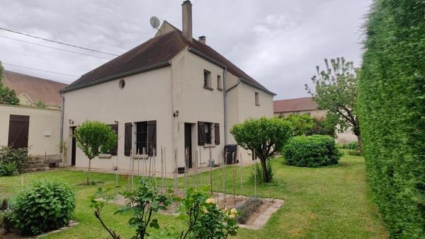 Maison de caractère avec grange et jardin paysager