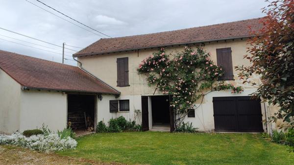 Maison de caractère avec grange et jardin paysager