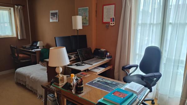 Maison de caractère avec grange et jardin paysager