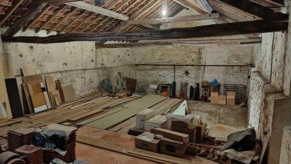 Maison de caractère avec grange et jardin paysager