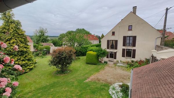 Maison de caractère avec grange et jardin paysager