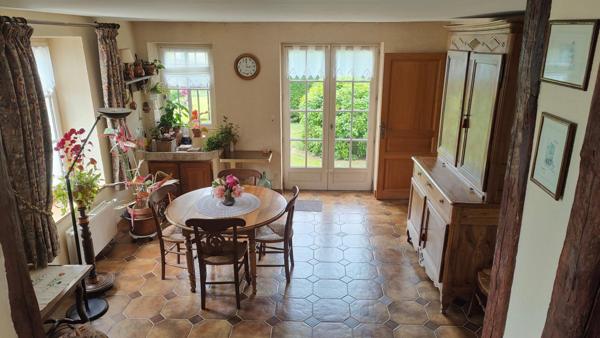 Maison de caractère avec grange et jardin paysager