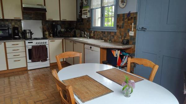 Maison de caractère avec grange et jardin paysager