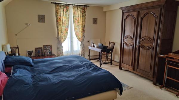 Maison de caractère avec grange et jardin paysager