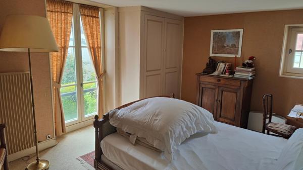 Maison de caractère avec grange et jardin paysager