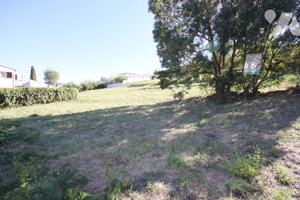 Auribeau, secteur  la BOURLINE . Terrain constructible de 2757 m² .