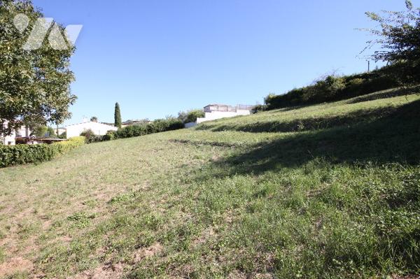 Auribeau, secteur  la BOURLINE . Terrain constructible de 2757 m² .