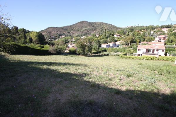 Auribeau, secteur  la BOURLINE . Terrain constructible de 2757 m² .