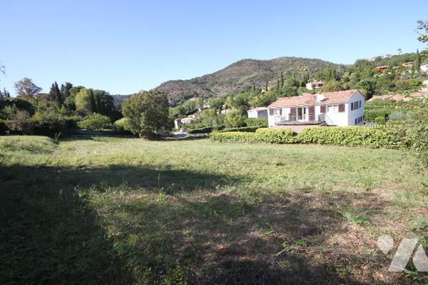 Auribeau, secteur  la BOURLINE . Terrain constructible de 2757 m² .