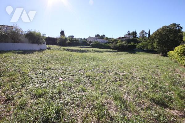 Auribeau, secteur  la BOURLINE . Terrain constructible de 2757 m² .