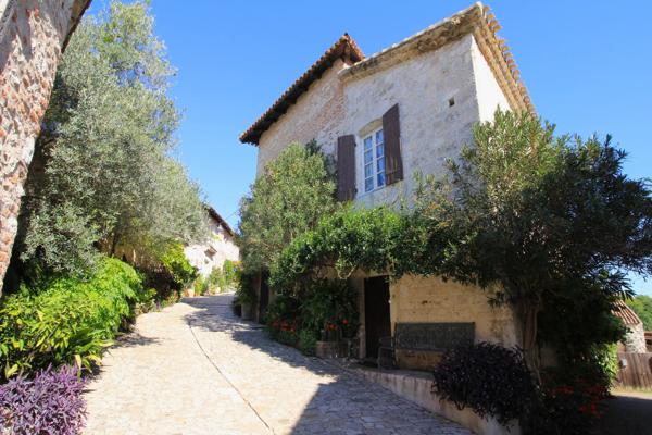 Maison de village de charme avec piscine et parking
