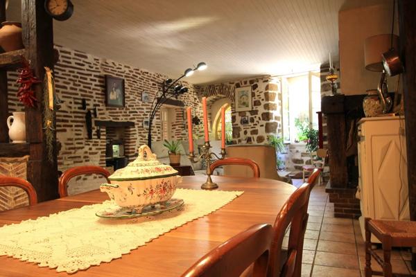 Maison de village de charme avec piscine et parking