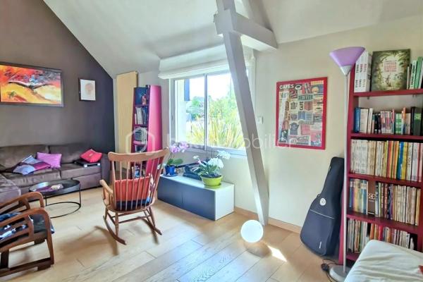 Une opportunité rare sur le marché ! Venez découvrir cette superbe maison contemporaine de 175 m² habitables, alliant confort, volumes .Située sur la charmante commune de Saint-Didier, vous profiterez d'une vie quotidienne facilitée grâce aux écoles et commerces accessibles rapidement. Son emplacement est idéal : à seulement 5 minutes de la gare et de l'axe rapide Rennes-Paris. Le tout est édifié sur une magnifique parcelle de 1 030 m², entièrement sans vis-à-vis, pour une tranquillité absolue. Une entrée ouvrant sur un vaste séjour traversant et lumineux, équipé d'un poêle chaleureux. Cet espace est ouvert sur une cuisine aménagée et équipée. Vous profiterez également d'un salon chaleureux et d'un coin détente intimiste. Côté nuit : Trois belles chambres et une salle d'eau moderne. Côté pratique : Une lingerie/buanderie fonctionnelle et un WC séparé. À l'étage : Une très belle mezzanine lumineuse (idéale pour un second salon ou une salle de jeux). et une quatrième chambre  ainsi qu'un bureau. Un double garage de plain pied  de 49 m² avec porte motorisée, idéal pour deux véhicules et du rangement.
Un sous-sol offrant une capacité de stockage ou de multiples possibilités d'aménagement (atelier, salle de sport, cave).
.Une maison ultra-complète, lumineuse et idéalement située pour concilier vie de famille et déplacements professionnels vers Rennes ou Paris. Elle n'attend plus que vos valises !