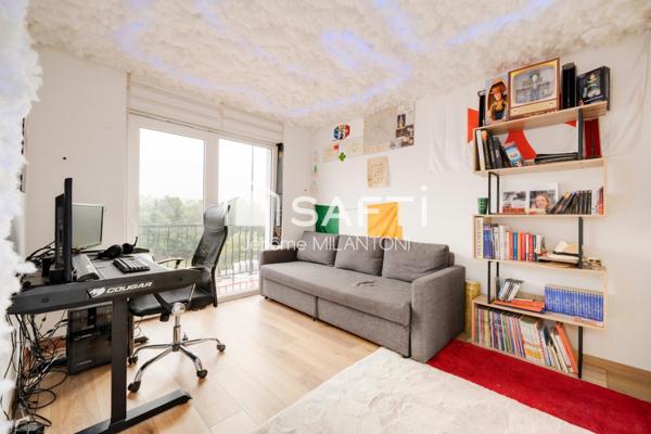 Ideal première acquisition, proche de toutes commodités, axe A31 à moins de 10mn, gare SNCF...